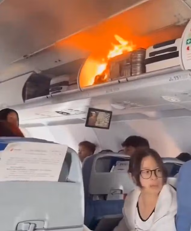 Tổ tiếp viên đã kịp thời dập tắt ngọn lửa và sau đó được hành khách ca ngợi về phản ứng nhanh. Mặc dù không có báo cáo về thương vong, chuyến bay CA139 vẫn buộc phải hạ cánh khẩn cấp tại sân bay quốc tế Phổ Động, Thượng Hải. hon-loan-tren-chuyen-bay-khi-pin-sac-trong-ngan-hanh-ly-boc-chay-3.jpg