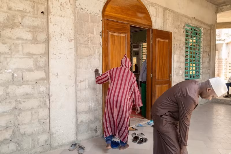 Ở Senegal, nam giới thường có quyền quyết định cuối cùng trong các vấn đề lớn của gia đình, kể cả sức khỏe. Phụ nữ có thể cần sự cho phép của chồng để tiếp cận kế hoạch hóa gia đình, sinh nở tại bệnh viện hay chăm sóc trước sinh. lop-hoc-cho-nhung-nguoi-chong-3.jpg