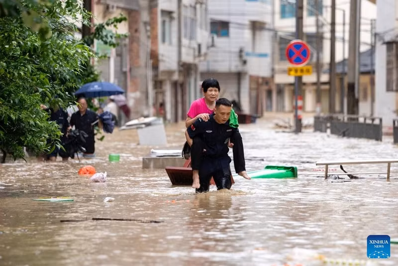 Lực lượng cứu hộ đã dùng thuyền đẩy qua dòng nước đục cao ngang đầu gối để đưa người dân tới nơi an toàn. “Nước dâng rất nhanh,”– một người dân chia sẻ. “Tôi ở trên tầng 3 chờ cứu hộ. Đến chiều thì tôi được đưa đến nơi an toàn.” cau-sap-nuoc-lu-cuon-troi-nha-cua-gan-81000-nguoi-so-tan-o-trung-quoc-4.jpg