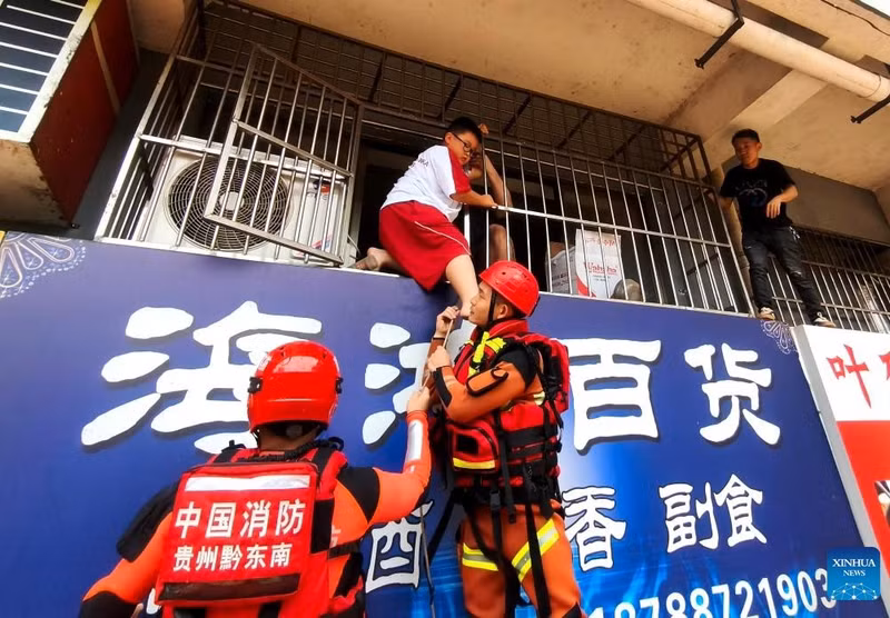 Trong một đoạn video, trẻ em đang chờ được sơ tán tại một nhà trẻ, trong khi nhân viên cứu hộ tiếp cận. cau-sap-nuoc-lu-cuon-troi-nha-cua-gan-81000-nguoi-so-tan-o-trung-quoc-5.jpg