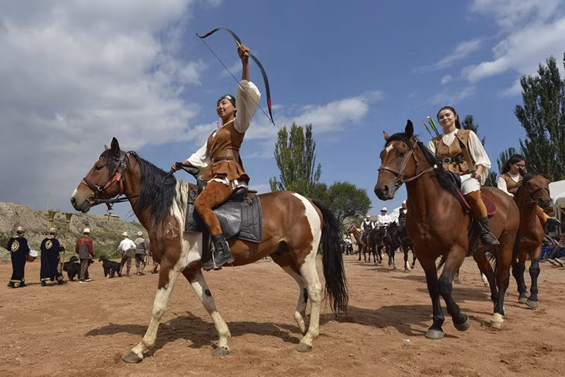 Các nữ cung thủ Kyrgyz cưỡi ngựa chuẩn bị thi đấu, thể hiện vai trò truyền thống của phụ nữ trong lễ hội. Ảnh: AP chum-anh-le-hoi-truyen-thong-salbuurun-o-kyrgyzstan-0805-07.jpg