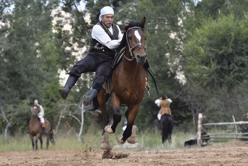 Một người cưỡi ngựa Kyrgyz biểu diễn kỹ năng trong phần trình diễn cưỡi ngựa truyền thống. Ảnh: AP chum-anh-le-hoi-truyen-thong-salbuurun-o-kyrgyzstan-0805-04.jpg