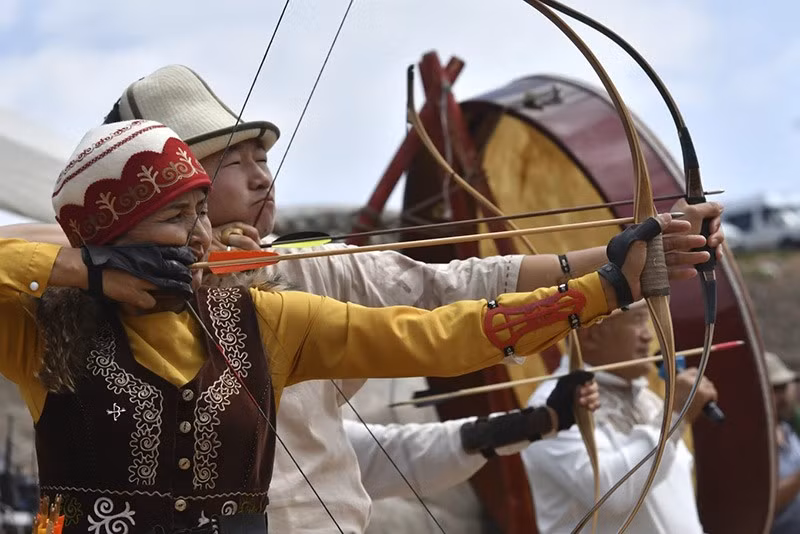 Các thợ săn Kyrgyz thi đấu môn bắn cung, mô phỏng kỹ năng săn mồi thời xưa. Ảnh: AP chum-anh-le-hoi-truyen-thong-salbuurun-o-kyrgyzstan-0805-011.jpg