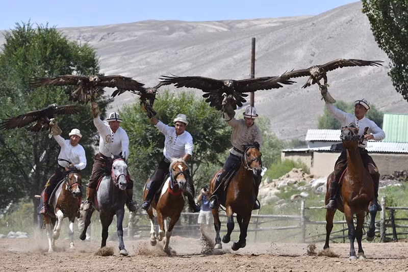 Các thợ săn Kyrgyz cưỡi ngựa cùng đại bàng vàng của họ tại Lễ hội săn đại bàng Salbuurun truyền thống ở bờ nam hồ Issyk-Kul, cách Bishkek, Kyrgyzstan 213 km cuối tuần qua. Ảnh: AP chum-anh-le-hoi-truyen-thong-salbuurun-o-kyrgyzstan-0805-01.jpg