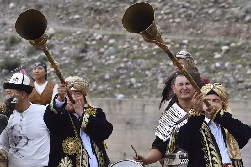 Các nhạc công Kyrgyz trình diễn nhạc cụ Karnay, mở đầu phần âm nhạc truyền thống. Ảnh: AP chum-anh-le-hoi-truyen-thong-salbuurun-o-kyrgyzstan-0805-08.jpg