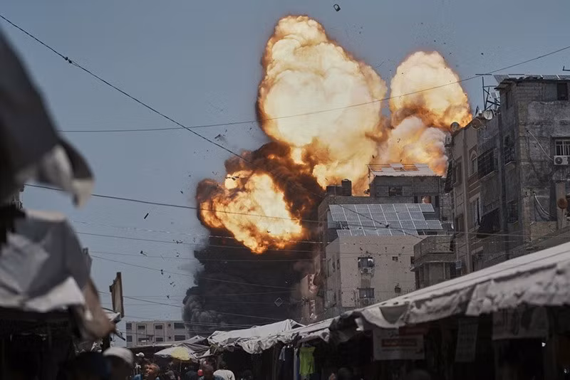 Ảnh: AP chum-anh-khoanh-khac-mot-cuoc-khong-kich-vao-thanh-pho-gaza-08.jpg