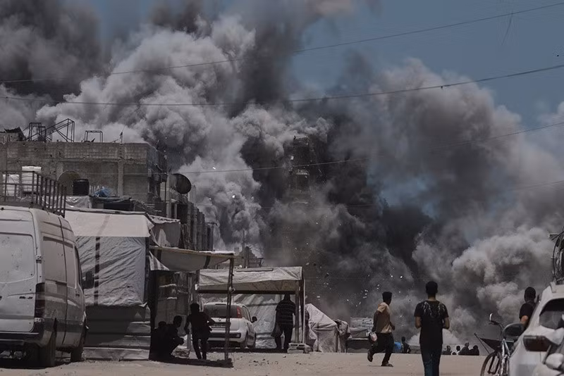 Vụ việc xảy ra trong cuộc chiến kéo dài 19 tháng giữa Israel và Hamas. Ảnh: AP chum-anh-khoanh-khac-mot-cuoc-khong-kich-vao-thanh-pho-gaza-02.jpg