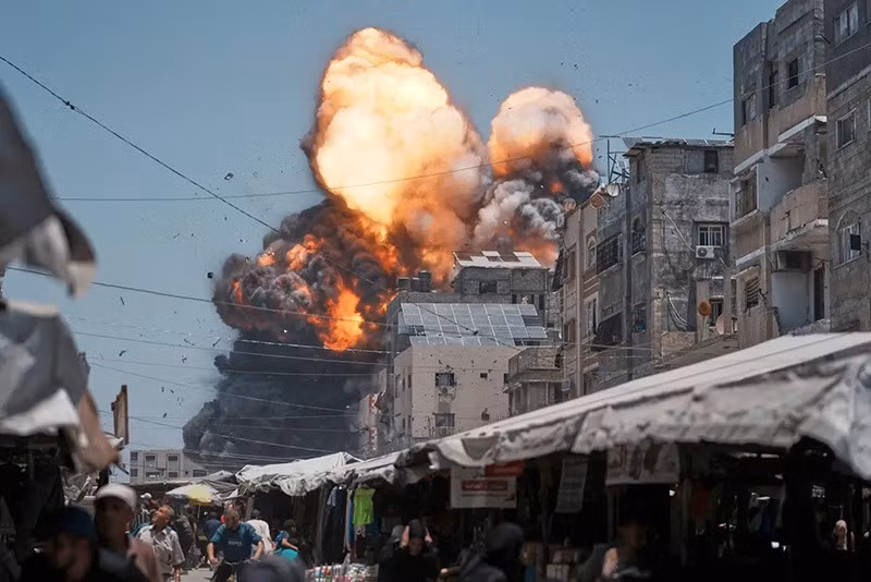 Một nhiếp ảnh gia của AP ghi lại khoảnh khắc không quân Israel tấn công tòa nhà ở Gaza City. Ảnh: AP chum-anh-khoanh-khac-mot-cuoc-khong-kich-vao-thanh-pho-gaza-01.jpg