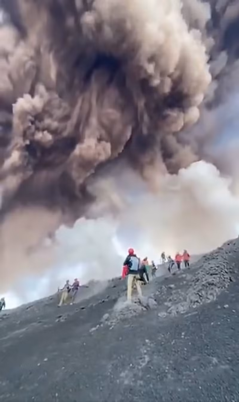 chum-anh-nui-lua-etna-phun-trao-0605-08.jpg