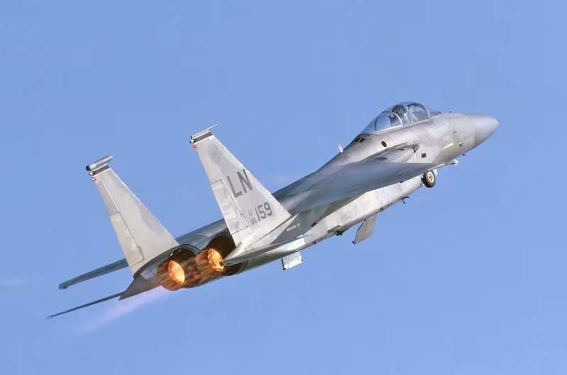 4. Boeing F-15 Eagle Thành tích: Tỷ lệ tiêu diệt 104:0 trong không chiến. Ưu điểm: Radar mạnh, tầm bay xa, mang nhiều tên lửa. Nhược điểm: Thiếu tên lửa không đối không tầm xa. Biến thể mới nhất: F-15QA, F-15EX Eagle II 11-chien-dau-co-dinh-cao-dang-thong-tri-bau-troi-13.jpg