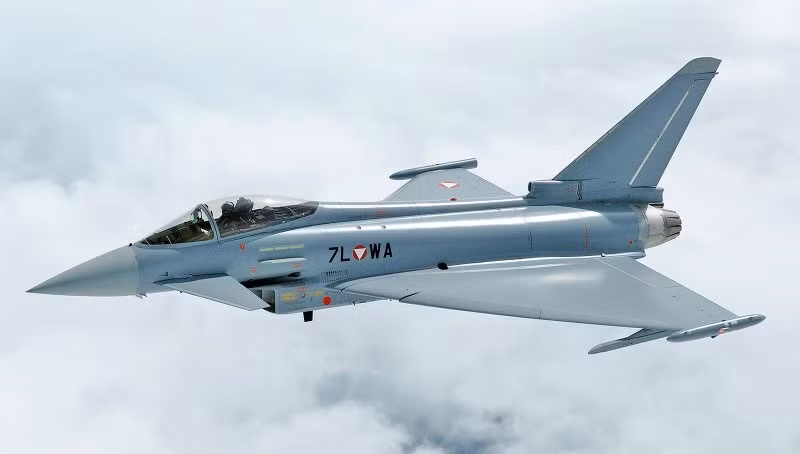 5. Eurofighter Typhoon Do Anh, Đức, Ý, Tây Ban Nha hợp tác phát triển. Ưu điểm: Tốc độ leo cao nhanh, cơ động tốt, vũ khí tầm xa mạnh. Vũ khí: AMRAAM, Meteor, ASRAAM, IRIS-T. Nhược điểm: Giá cao, không có tàng hình radar. 11-chien-dau-co-dinh-cao-dang-thong-tri-bau-troi-12.jpg