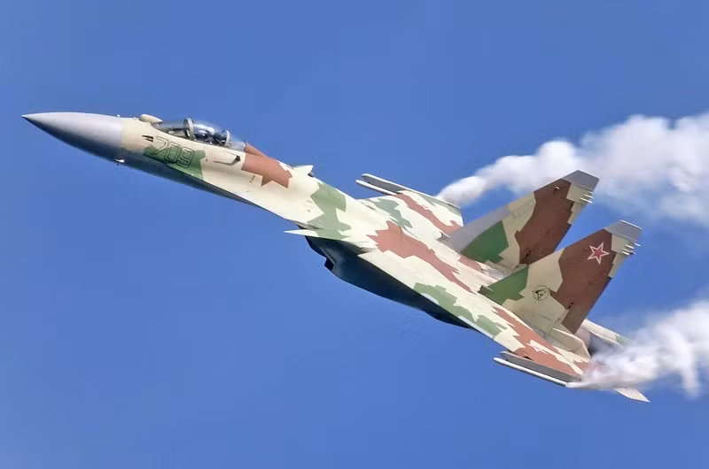 8. Sukhoi ‘Flanker’ (các biến thể Su-27, Su-35, J-11D, J-16). Thiết kế ban đầu: Su-27 để đối đầu với F-15. Ưu điểm: Mang nhiều tên lửa, radar mạnh, cơ động cao. Nhược điểm: Dễ bị radar phát hiện, Su-57 chưa đủ trưởng thành để thay thế. 11-chien-dau-co-dinh-cao-dang-thong-tri-bau-troi-8.jpg