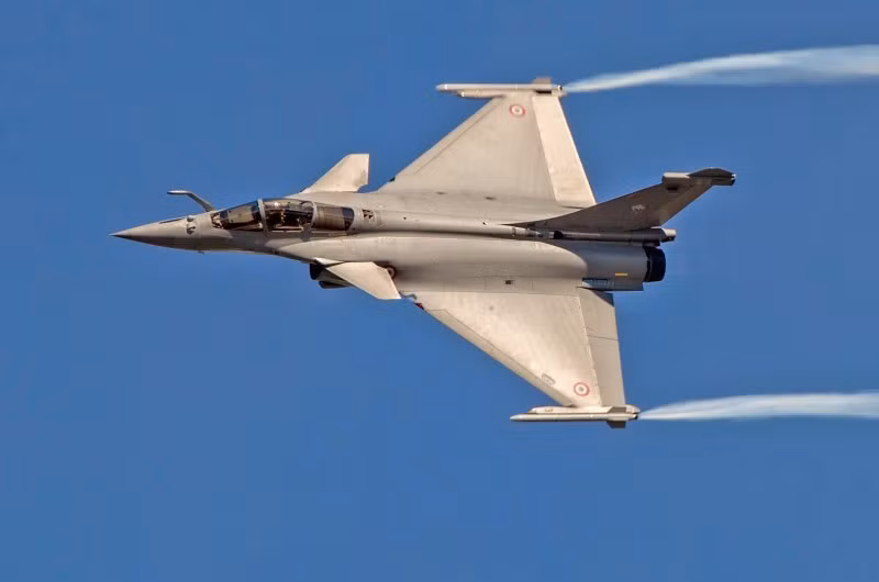 3. Dassault Rafale. Máy bay đa nhiệm của Pháp. Vũ khí: Meteor, MICA, pháo GIAT 30mm. Ưu điểm: Cảm biến hiện đại, chuyển đổi nhiệm vụ nhanh, cơ động tốt. Nhược điểm: Không tàng hình, hiệu suất cao độ thấp hơn Typhoon và F-22 11-chien-dau-co-dinh-cao-dang-thong-tri-bau-troi-15.jpg