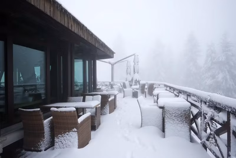 Trước đó trong tuần, mưa cực đoan quét dọc bờ biển đông nam Bulgaria gây lũ, khiến ít nhất 3 người thiệt mạng và hàng trăm người bị buộc phải sơ tán. chum-anh-bao-tuyet-o-mot-so-vung-chau-au-0510-06.jpg