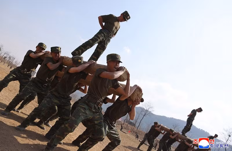 chum-anh-ong-kim-jong-un-thi-sat-can-cu-huan-luyen-kpa-015.jpg