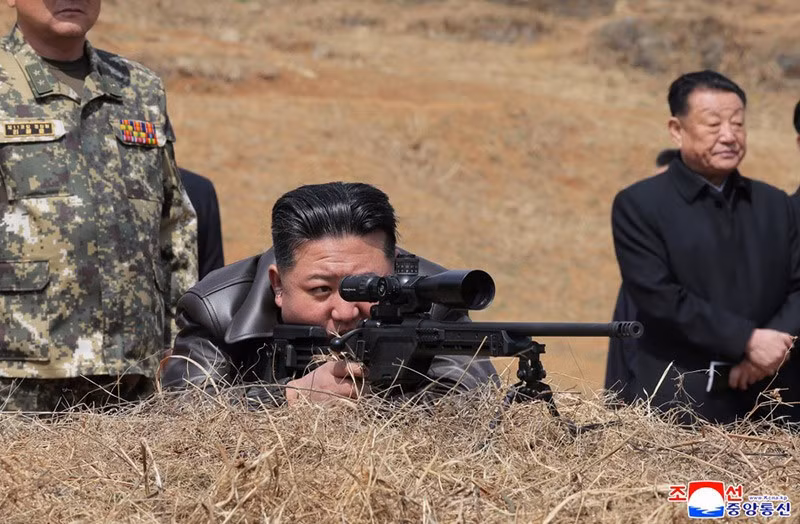 chum-anh-ong-kim-jong-un-thi-sat-can-cu-huan-luyen-kpa-013.jpg