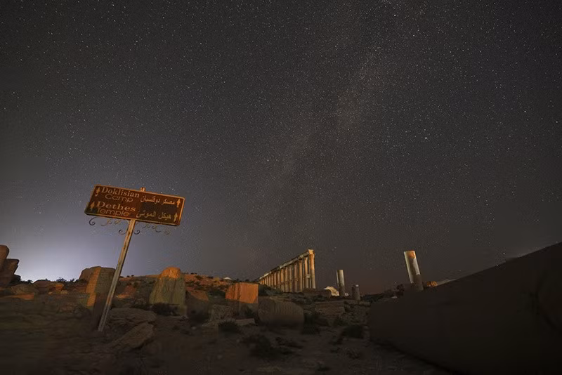 Các cột của Đường phố dài và cổng sau của Nhà hát La Mã trong tàn tích thành phố cổ Palmyra. Ảnh: AP. chum-anh-ve-dep-co-kinh-tan-tich-palmyra-syria-07.jpg