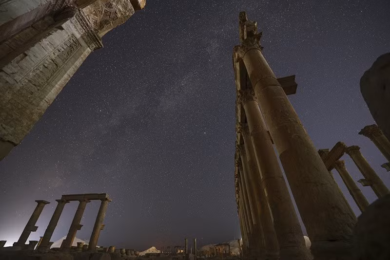 Lối vào khu vực Nhà hát La Mã, trong tàn tích thành phố cổ Palmyra. chum-anh-ve-dep-co-kinh-tan-tich-palmyra-syria-012.jpg