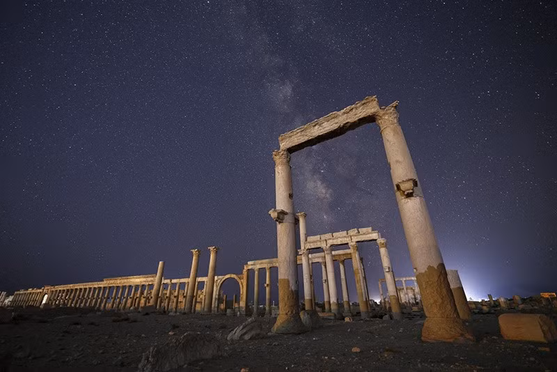 Đường phố dài có hàng cột trong tàn tích thành phố cổ Palmyra. chum-anh-ve-dep-co-kinh-tan-tich-palmyra-syria-09.jpg