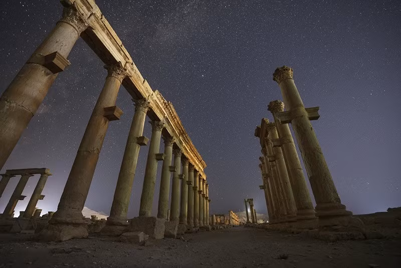 Lối vào khu vực Nhà hát La Mã, một phần của tàn tích thành phố cổ Palmyra. chum-anh-ve-dep-co-kinh-tan-tich-palmyra-syria-010.jpg