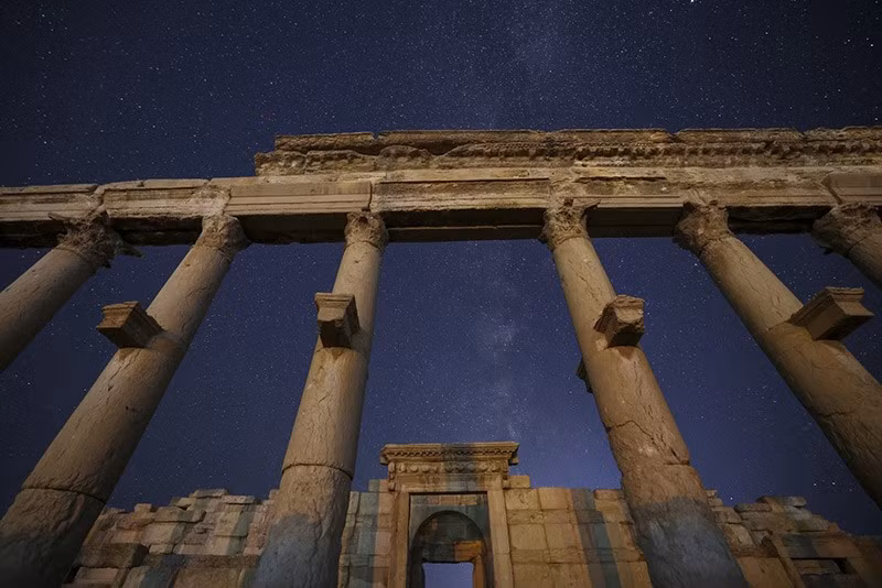 Tàn tích thành phố cổ Palmyra dưới bầu trời đầy sao ở Syria. chum-anh-ve-dep-co-kinh-tan-tich-palmyra-syria-08.jpg