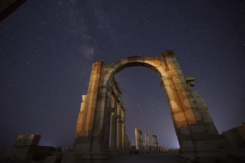 Lối vào khu vực Nhà hát La Mã, trong tàn tích thành phố cổ Palmyra, dưới bầu trời đầy sao ở Syria. chum-anh-ve-dep-co-kinh-tan-tich-palmyra-syria-011.jpg