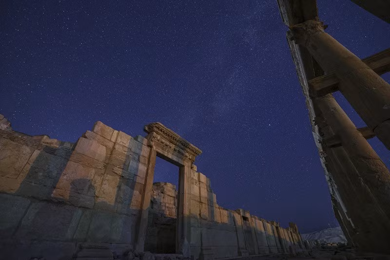Cổng sau của Nhà hát La Mã trong thành phố cổ Palmyra dưới bầu trời đầy sao ở Syria. chum-anh-ve-dep-co-kinh-tan-tich-palmyra-syria-06.jpg