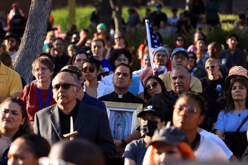 Một thành viên của giáo sĩ tham dự buổi cầu nguyện tại Grand Park ở trung tâm thành phố Los Angeles, ngày 10/6. Ảnh: REUTERS/David Swanson thuy-quan-luc-chien-do-bo-la-giua-lan-song-bieu-tinh-nhap-cu-du-doi-2.jpg