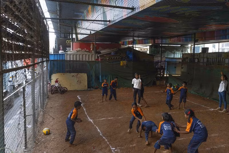 Học sinh chơi kabbadi, một môn thể thao truyền thống của Ấn Độ, tại trường Signal Shala ở Thane. Ảnh: AP. chum-anh-ngoi-truong-duoi-duong-cao-toc-o-an-do-024.jpg