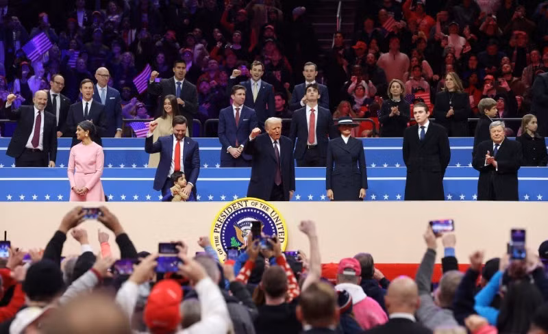 Tổng thống Donald Trump thể hiện sự quyết tâm trong khi có đệ nhất phu nhân Melania, con trai Barron, Viktor Knavs, Phó Tổng thống JD Vance và đệ nhị phu nhân Usha Vance tháp tùng. chum-anh-ong-trump-tuyen-the-nham-chuc-tong-thong-thu-47-cua-my-8.jpg