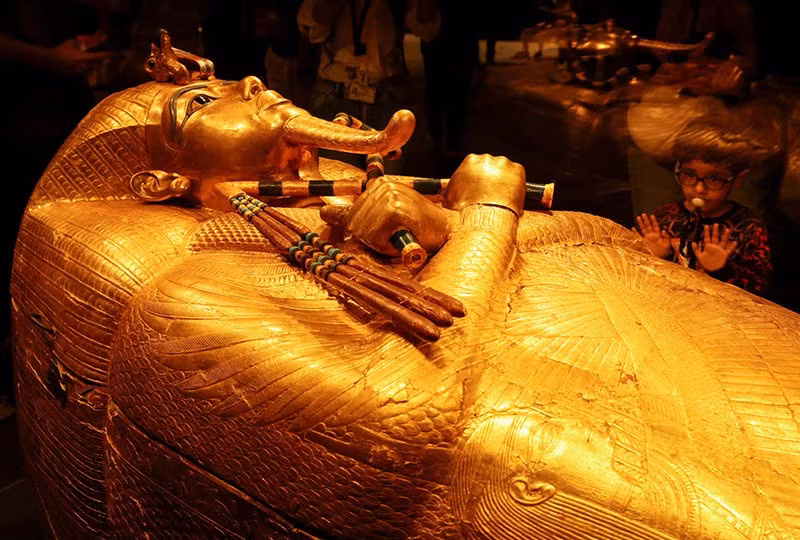 chum-anh-ben-trong-kho-bau-cua-vua-tutankhamun-1105-01.jpg