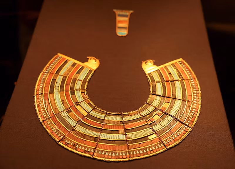 chum-anh-ben-trong-kho-bau-cua-vua-tutankhamun-1105-014.jpg