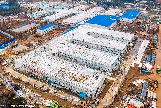 Bệnh viện Hỏa Thần Sơn, được xây dựng chỉ trong vài ngày khi số ca bệnh tăng đột biến vào đầu năm 2020, hiện đang bỏ trống (ảnh trong quá trình xây dựng) chum-anh-vu-han-ruc-ro-don-tet-sau-5-nam-toi-boi-vi-covid-19-9.jpg