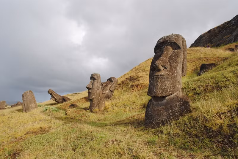 Nghiên cứu còn cho thấy mạng lưới “đường moai” trên đảo được tạo ra để phục vụ việc di chuyển tượng, mỗi con đường rộng khoảng 4,5 mét và lõm xuống ở giữa giúp ổn định tượng khi lắc. bi-an-dao-phuc-sinh-duoc-giai-9.jpg