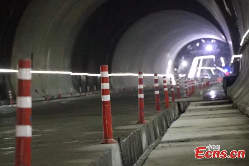 Việc hoàn thành và đưa vào sử dụng hầm Thiên Sơn Thắng Lợi đánh dấu bước tiến lớn về kỹ thuật xây dựng hạ tầng giao thông tại Trung Quốc. trung-quoc-khai-truong-ham-duong-bo-dai-nhat-the-gioi-hon-22-km-9.jpg