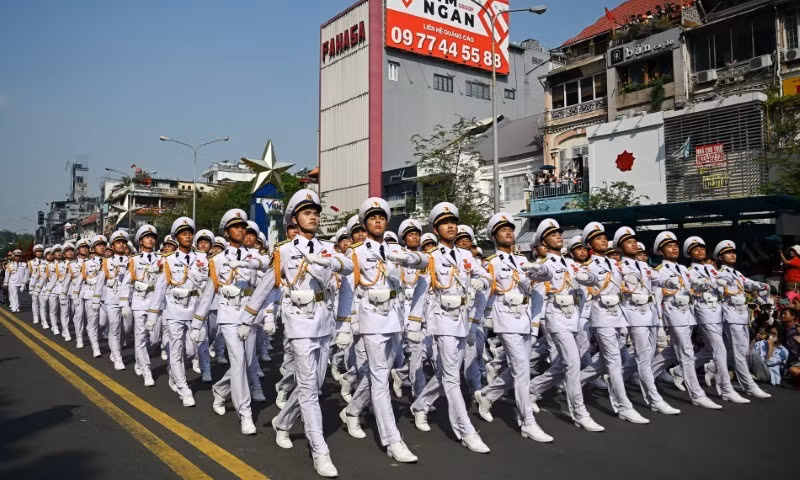 Những chiến sĩ diễu binh trong ngày kỷ niệm thống nhất đất nước. Ảnh: AFP. hinh-anh-viet-nam-ky-niem-50-nam-ngay-thong-nhat-tren-bao-quoc-te-14.jpg