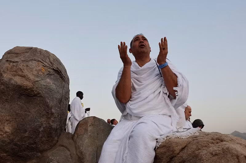 Một người hành hương Hồi giáo cầu nguyện tại Jabal al-Rahmah, trong cuộc hành hương Hajj hàng năm, bên ngoài thành phố linh thiêng Mecca. chum-anh-hanh-trinh-den-mecca-0605-04.jpg