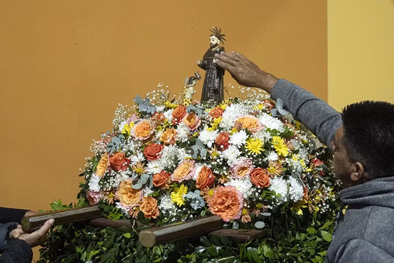 Một người chạm vào tượng Thánh Francisco Solano sau thánh lễ tại Emboscada. Ảnh: AP. chum-anh-le-phuc-long-vu-cua-nguoi-paraguay-08.jpg