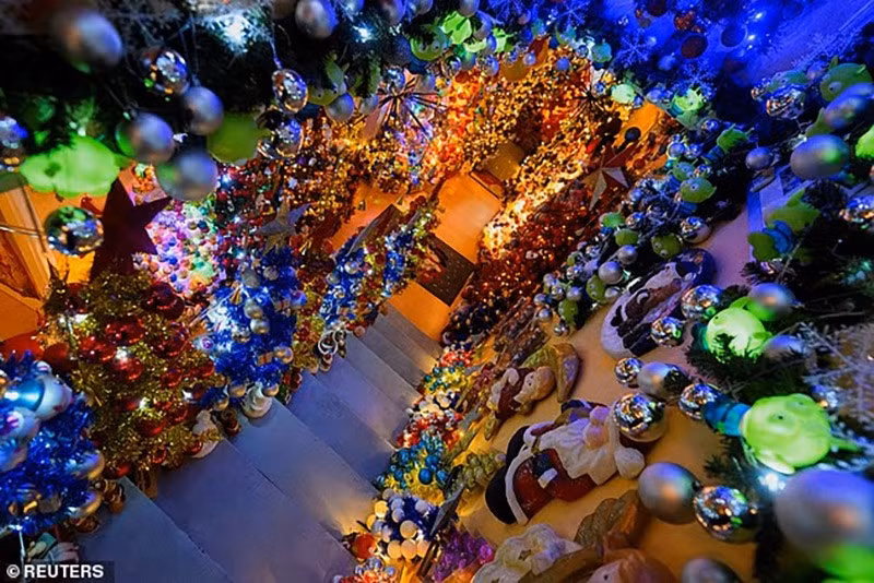 chum-anh-gia-dinh-lap-ky-luc-trang-tri-cay-thong-noel-05.jpg