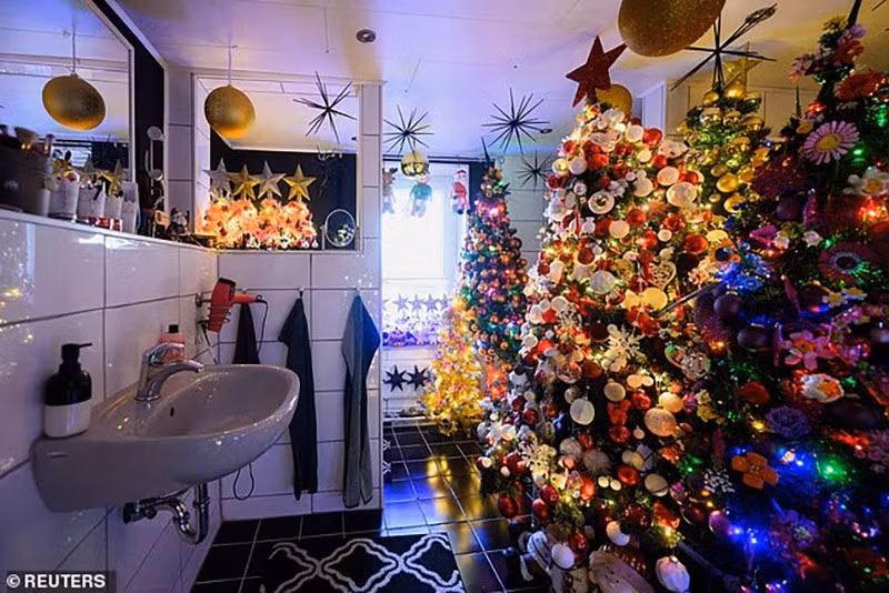 chum-anh-gia-dinh-lap-ky-luc-trang-tri-cay-thong-noel-02.jpg