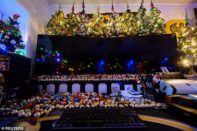 chum-anh-gia-dinh-lap-ky-luc-trang-tri-cay-thong-noel-03.jpg