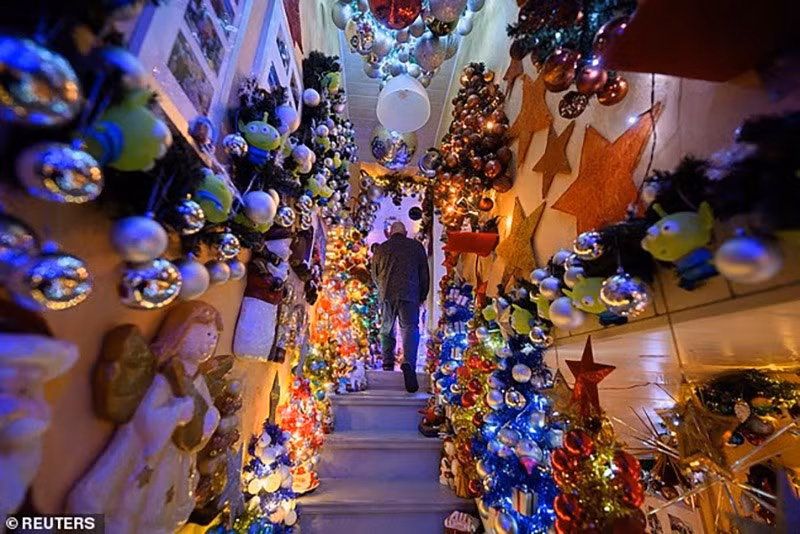 chum-anh-gia-dinh-lap-ky-luc-trang-tri-cay-thong-noel-013.jpg