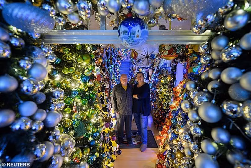 chum-anh-gia-dinh-lap-ky-luc-trang-tri-cay-thong-noel-07.jpg