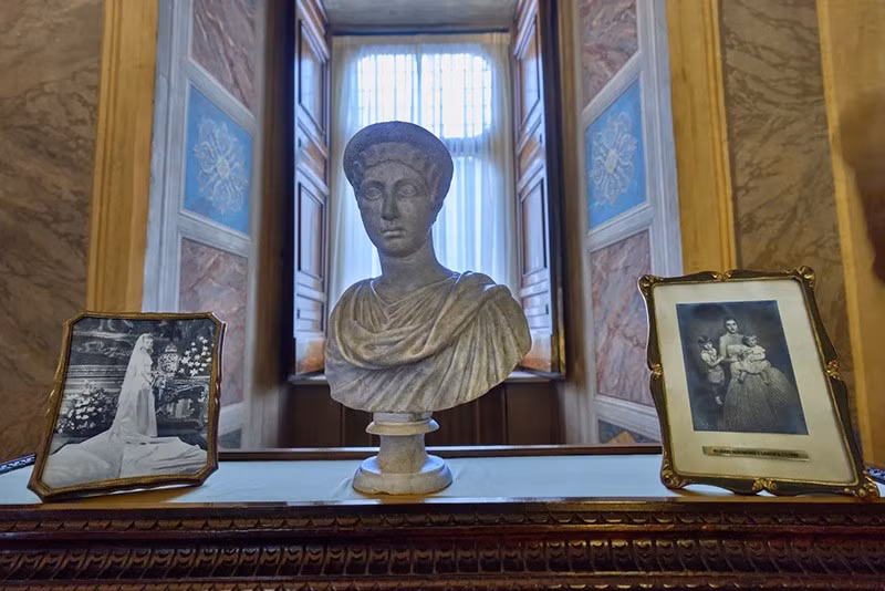 Bên trong khu căn hộ của hoàng tử tại Palazzo Colonna ở Rome. Ảnh: AP. chum-anh-kho-bau-trong-cung-dien-colonna-rome-016.jpg