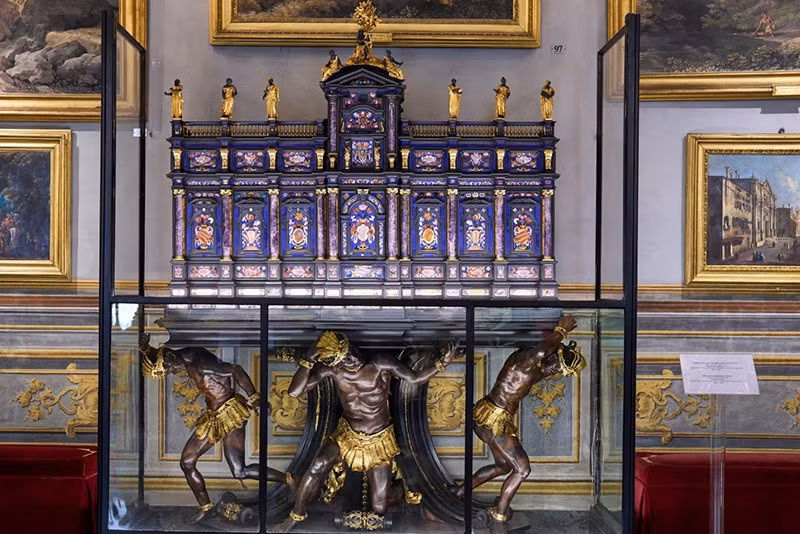 Một tủ bằng đá quý “pietra dura” và đồng mạ vàng do Filippo Schor chế tác, được trưng bày tại Palazzo Colonna ở Rome. Ảnh: AP. chum-anh-kho-bau-trong-cung-dien-colonna-rome-09.jpg