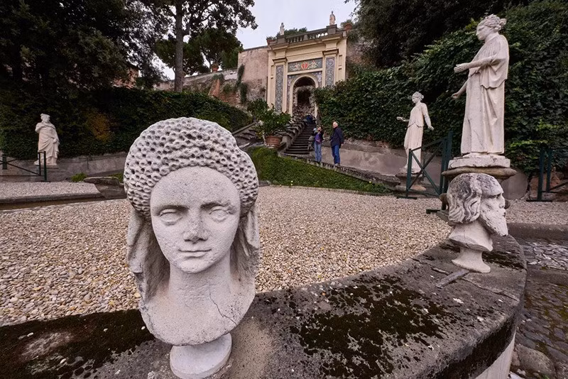 Các nhà báo tham quan khu vườn của Palazzo Colonna ở Rome. Ảnh: AP. chum-anh-kho-bau-trong-cung-dien-colonna-rome-012.jpg