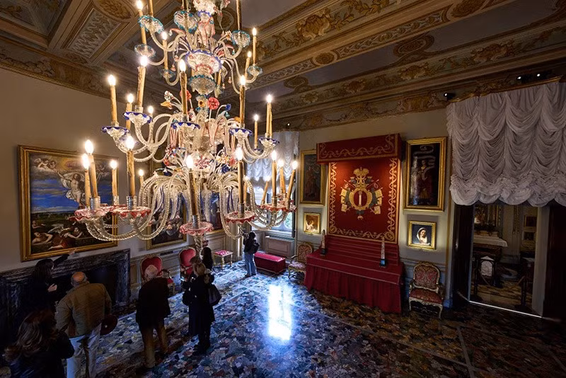 Các nhà báo tham quan Hội trường Nhà nguyện, nơi có mái che mang huy hiệu của gia tộc Colonna, bên trong Palazzo Colonna ở Rome. Ảnh: AP. chum-anh-kho-bau-trong-cung-dien-colonna-rome-04.jpg