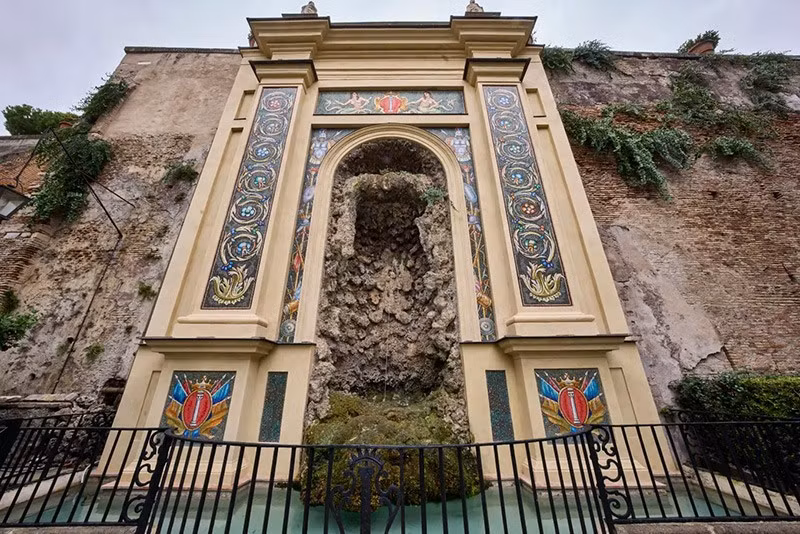 Một phần của đài phun nước hoành tráng do kiến trúc sư Girolamo Rainaldi thiết kế, nằm trong khu vườn của Palazzo Colonna ở Rome. Ảnh: AP. chum-anh-kho-bau-trong-cung-dien-colonna-rome-013.jpg