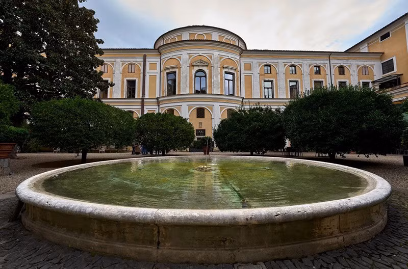 Quang cảnh bên ngoài của Palazzo Colonna ở Rome. Ảnh: AP. chum-anh-kho-bau-trong-cung-dien-colonna-rome-03.jpg