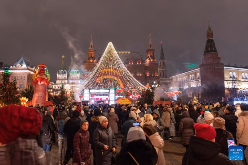 Mọi người tụ tập mừng Tết Nguyên đán tại trung tâm Moscow, Nga. (Ảnh: Xinhua/Bai Xueqi) hinh-anh-nguoi-dan-moscow-tung-bung-don-nam-at-ty-4.jpg